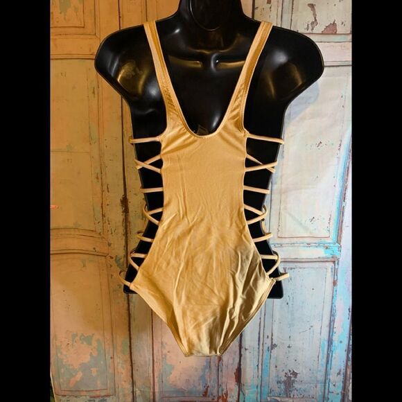 Tinibikini Suit - Picture 2 of 3